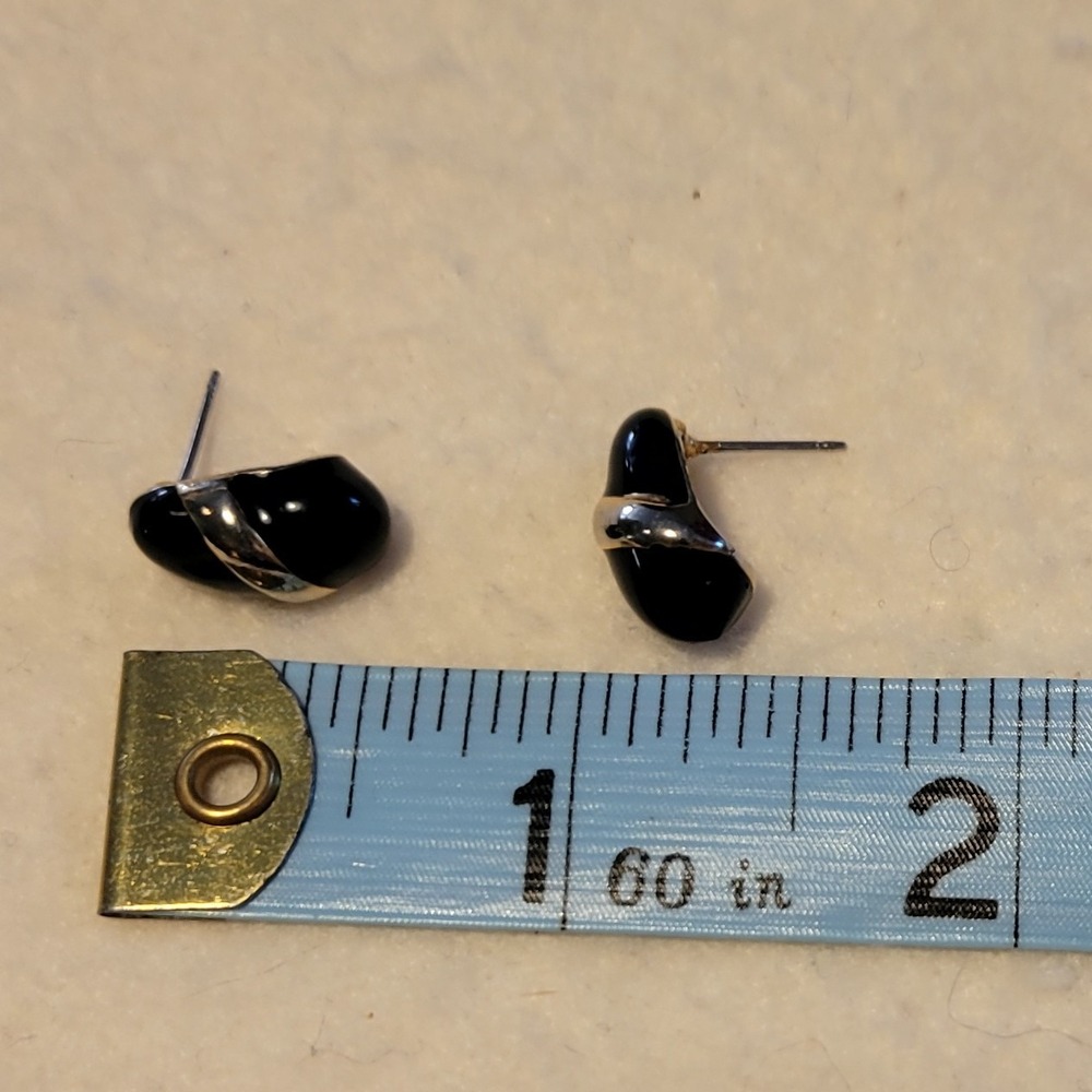 Vintage‎ Unsigned Black Enamel & Gold Tone Half Hoop Stud Pierced 1/2"  Earrings - Picture 2 of 3